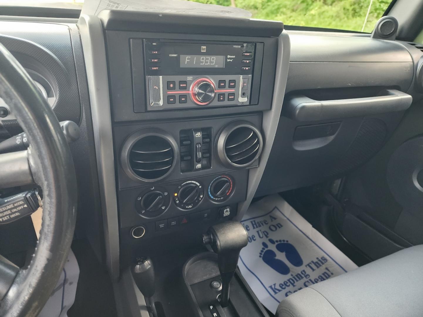 2008 Green /Black Jeep Wrangler Unlimited Rubicon (1J4GA69158L) with an 3.8L V6 OHV 12V engine, Automatic transmission, located at 1221 Madison St., Shelbyville, TN, 37160, (931) 680-9439, 0.000000, 0.000000 - Photo#6